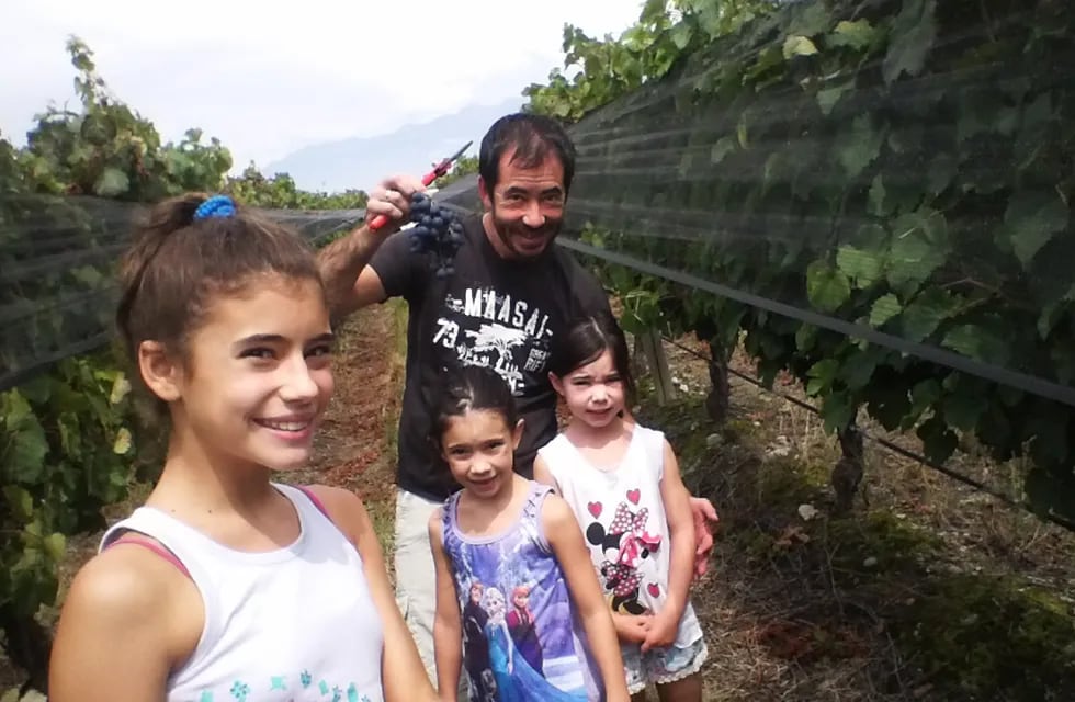 Manuel González Bals y sus hijas paseando en sus viñedos.