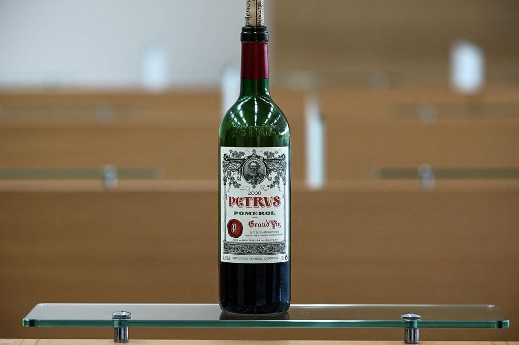 El Petrus 2000 es el vino más caro del mundo - AP
