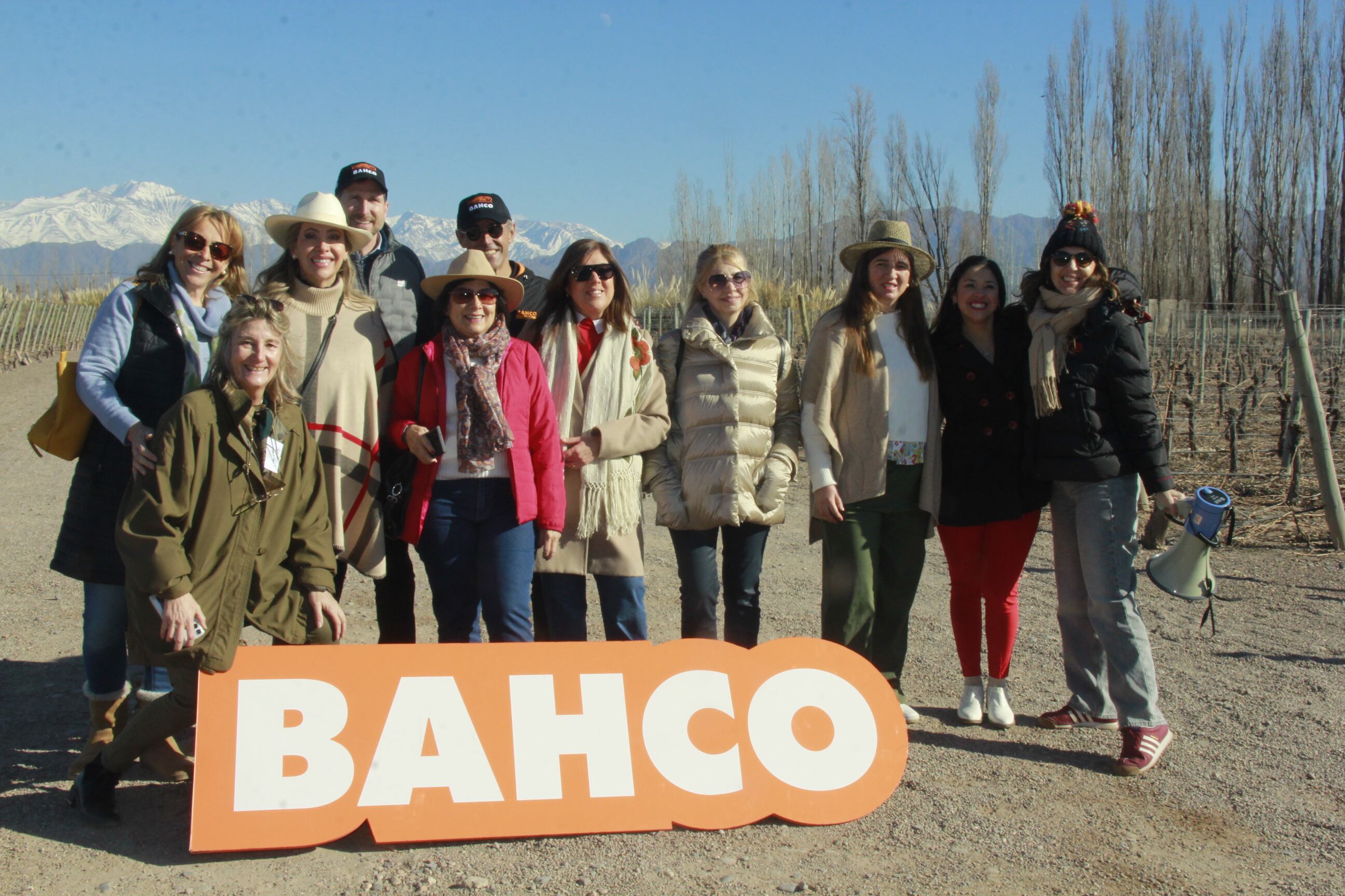 Las mujeres de Amuva junto a Fernando Montenegro, Director de Bahco Argentina y el Presidente Global de Bahco, Jeff Zuehls.