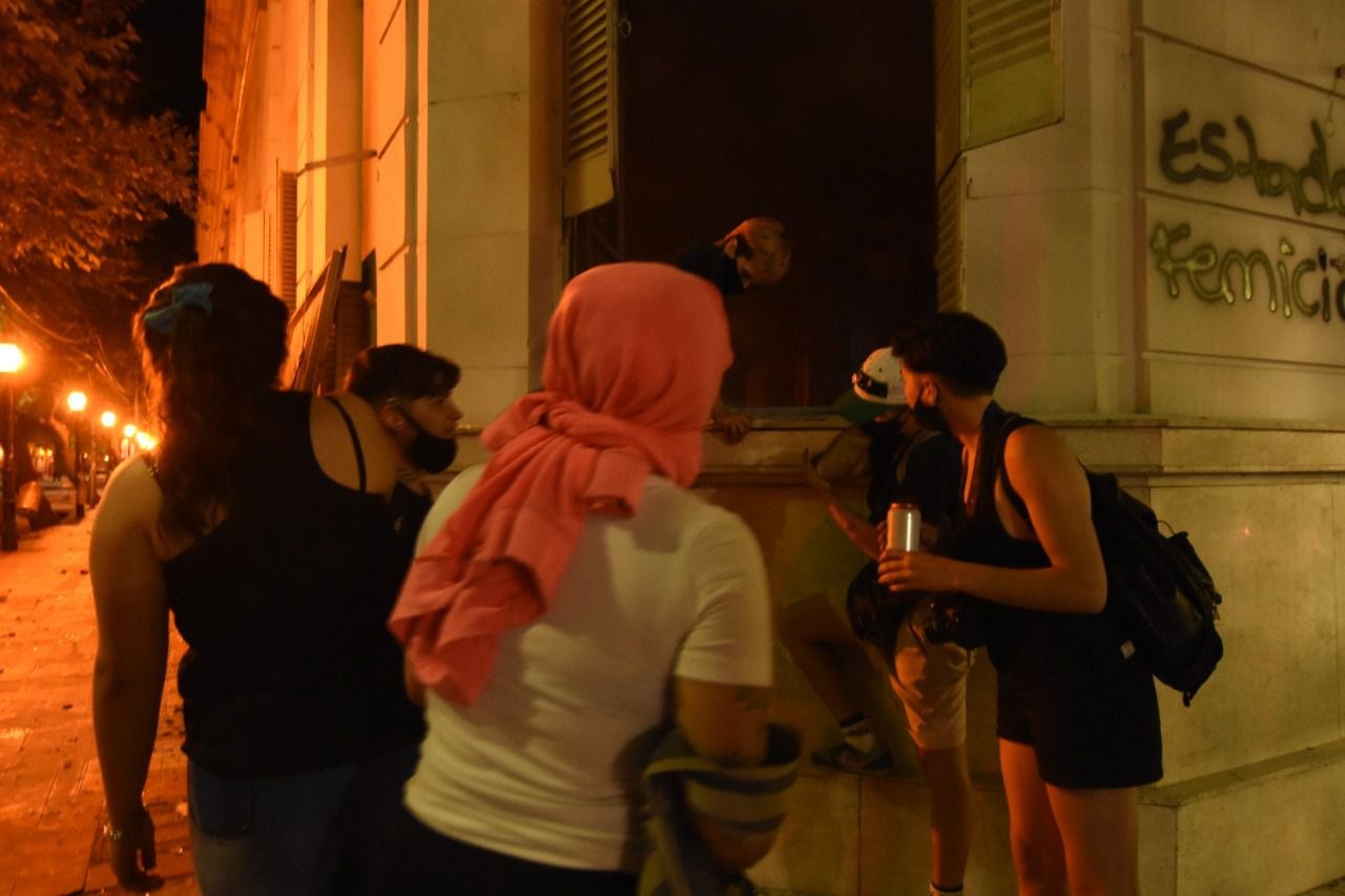 Un pequeño grupo de manifestantes que pedía justicia por el femicidio de Florencia Romano incendió la Legislatura de Mendoza on bombas molotov.