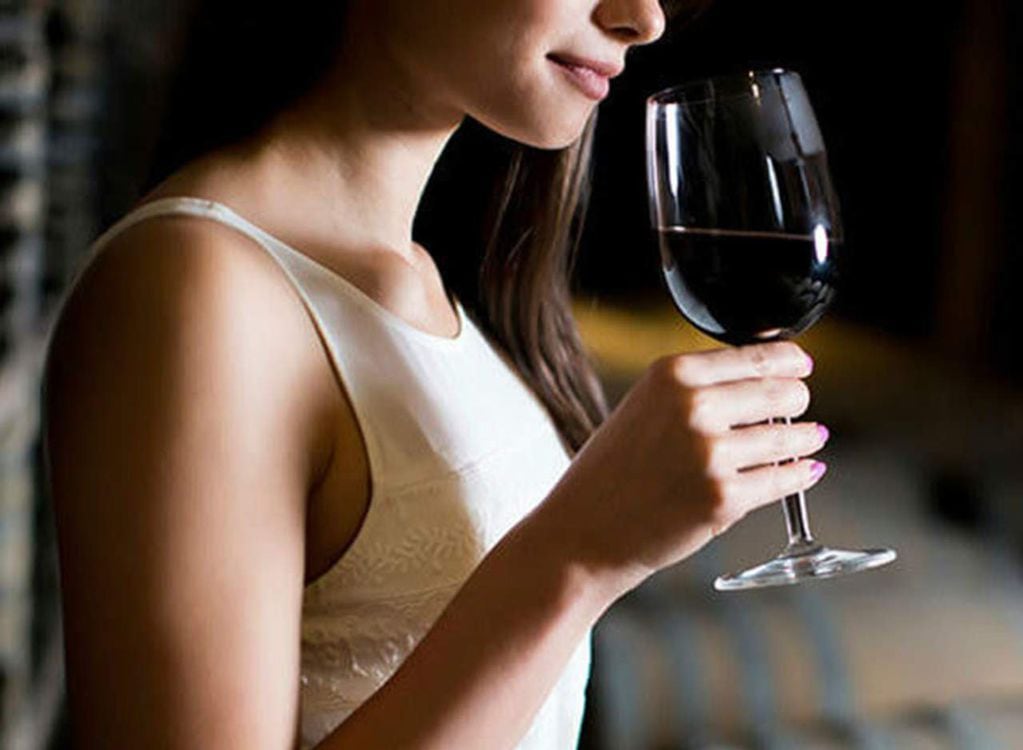 Un consumo moderado de bajo riesgo para la mujer es de hasta 2 unidades de alcohol diarias (el equivalente de hasta 200 ml de vino con 12,.5 vol%). 

