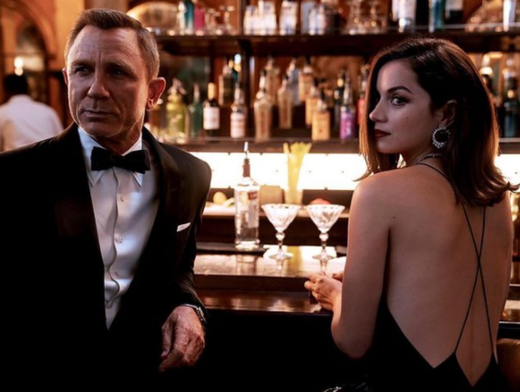 La última película de Bond, protagonizada por Daniel Craig junto a Ana de Armas, con los Martinis de fondo.  