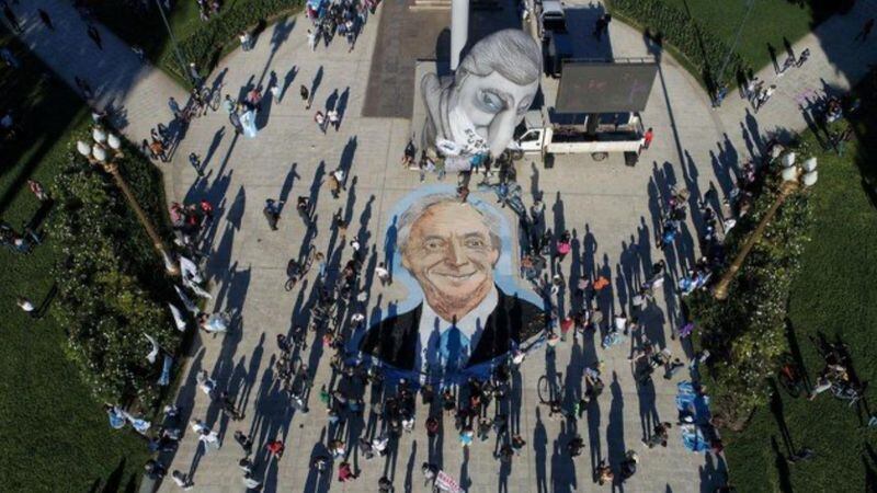 Realizaron una caravana de “mil flores” para homenajear a Néstor Kirchner a 10 años de su muerte | Política