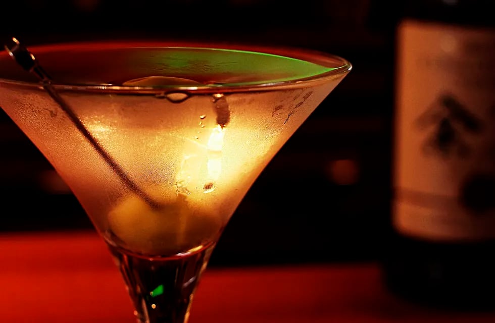 Martini, un cóctel clásico con muchos garnish para acompañar.