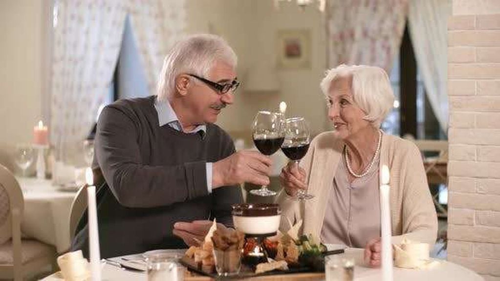 
    El estudio determinó que el consumo moderado de vino se asoció positivamente con la longevidad en hombres y mujeres
   