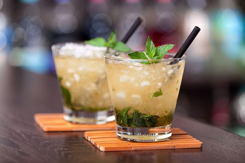 El cóctel se produce con whisky Bourbon, hojas de menta, agua y azúcar. -Imagen web.