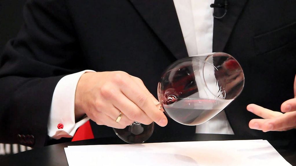 La inclinación de la copa y el fondo blanco nos ayudarán a distinguir los colores primarios y secundarios del vino. - Imagen web