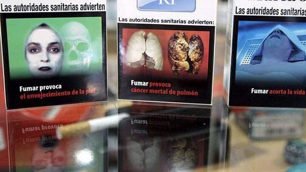 Los paquetes de cigarrillos están obligados a incluir advertencias sanitarias. 