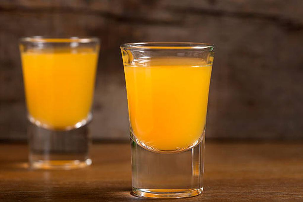 Shots con vodka y naranja.