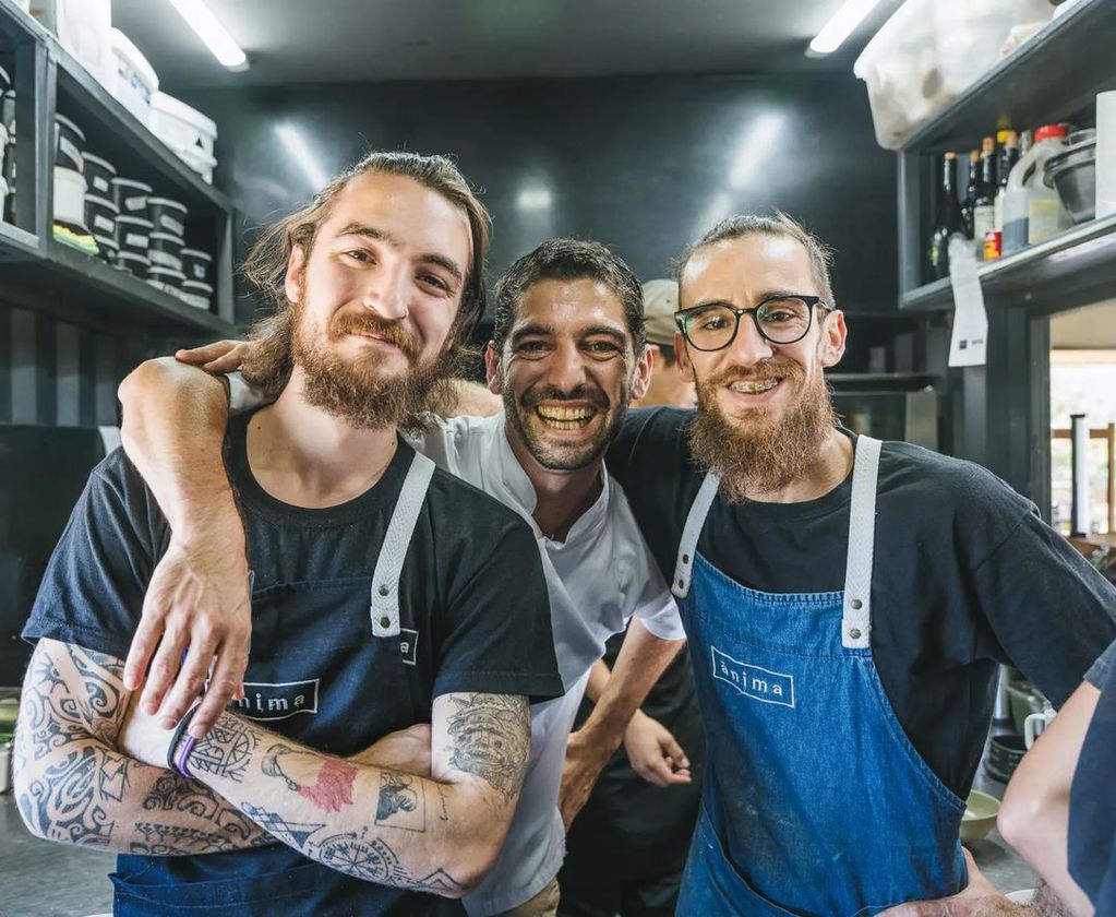 Al centro, Juan Ventureyra junto a los chefs de ānima. - Instagram