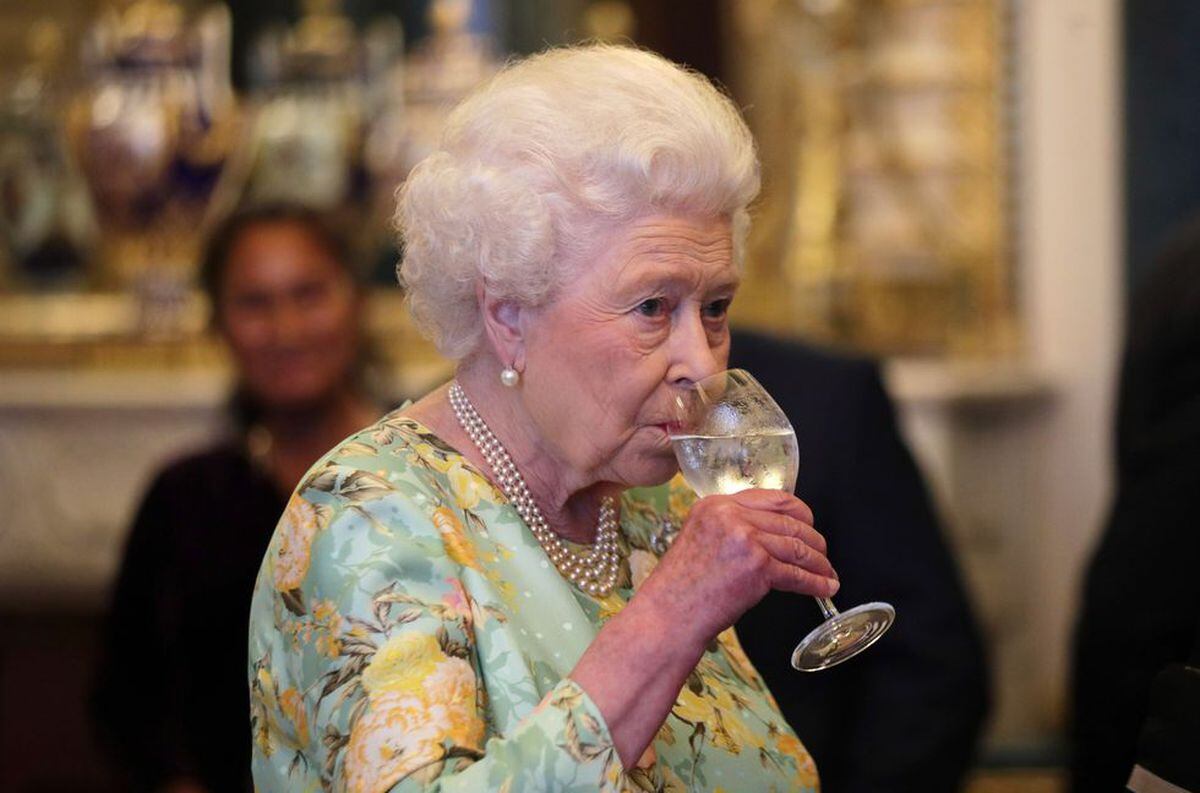 La reina Isabel II heredó de su madre el gusto por los cócteles. -Imagen web.