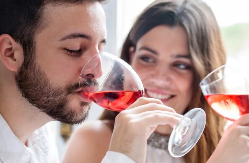 Si se consume de manera responsable y se complementa con una dieta y buenos hábitos, el vino resulta ser saludable.