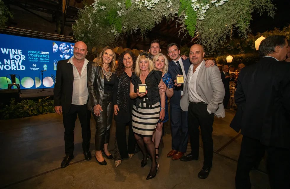 Al frente y con el premio en la mano, Patricia Serizola, CEO y propietaria de Anaia, la bodega de mejor arquitectura en los Best Of Wine Tourism 2023. - Gentileza