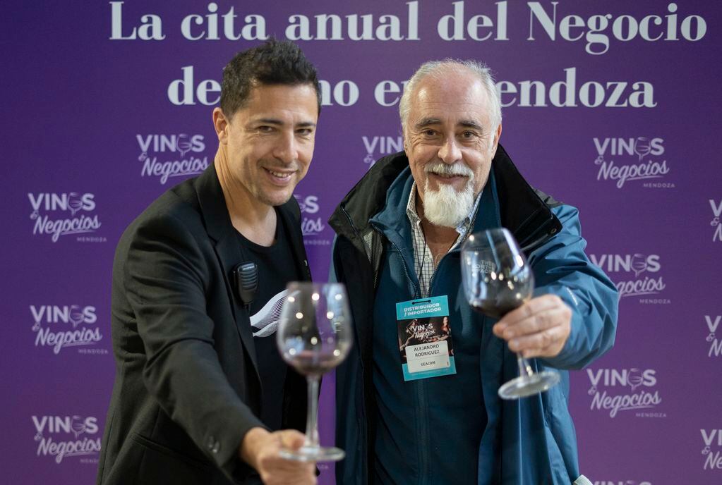 Javier Menajovsky junto a un dsitribuidor en Vinos y Negocios.