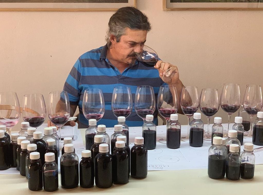 Juan Roby en degustación de vinos de la bodega. -Archivo