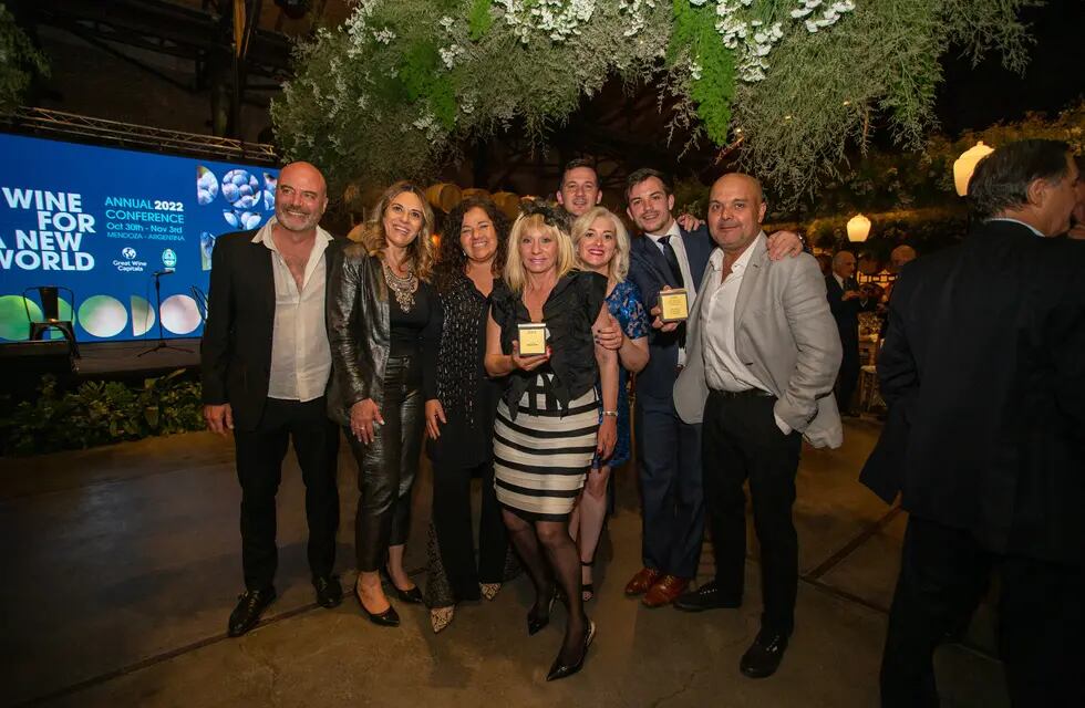 Al frente y con el premio en la mano, Patricia Serizola, CEO y propietaria de Anaia, la bodega de mejor arquitectura en los Best Of Wine Tourism 2023. - Gentileza