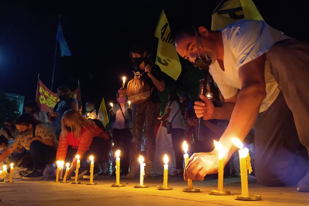 Realizaron en Ciudad una marcha de antorchas en memoria de los fallecidos  durante la pandemia | Sociedad