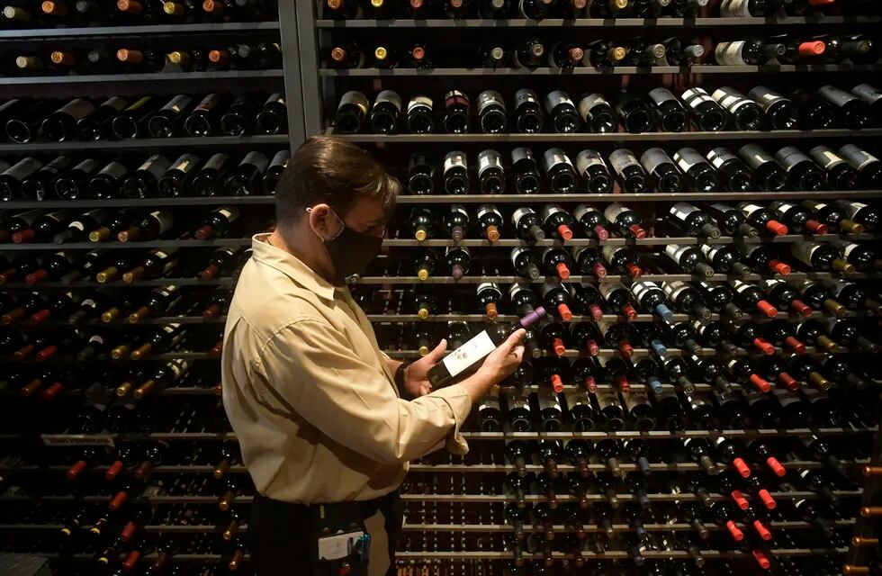 Algunas botellas han logrado conservar vinos de la década del '30. - Orlando Pelichotti / Los Andes
