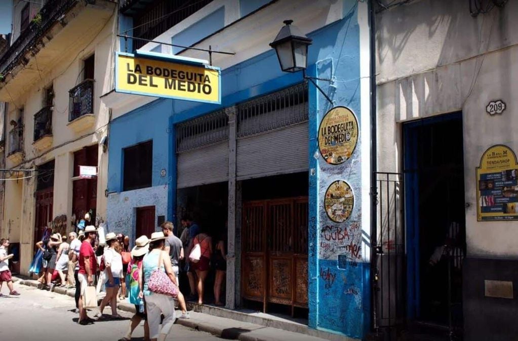 La Bodeguita del Medio: un clásico bar en La Habana Vieja que fue declarado Patrimonio Cultural de la Humanidad.