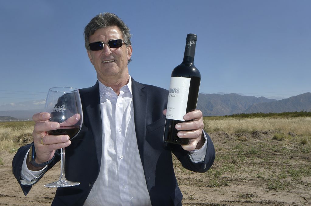 Mario Alberto Kempes con su vino "El Matador" en Mendoza. - Orlando Pelichotti / Los Andes