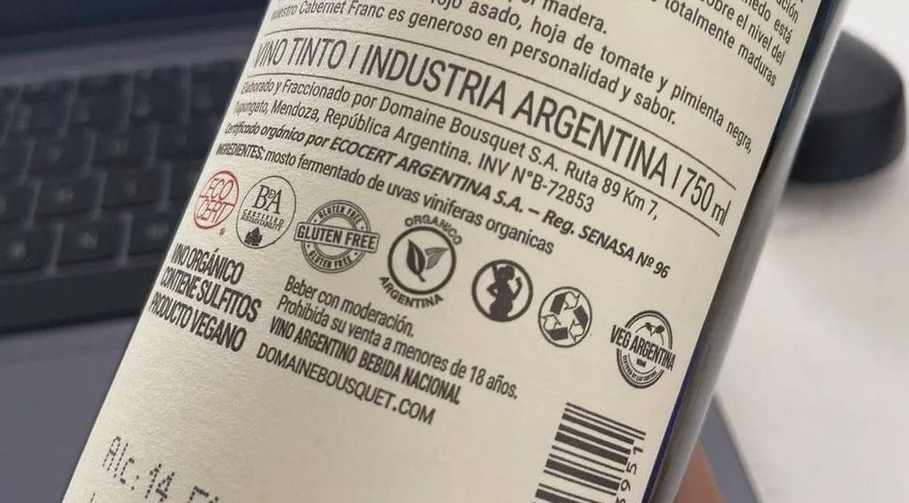 Etiqueta vino Argentino con los logos que señalan la sostenibilidad del producto.