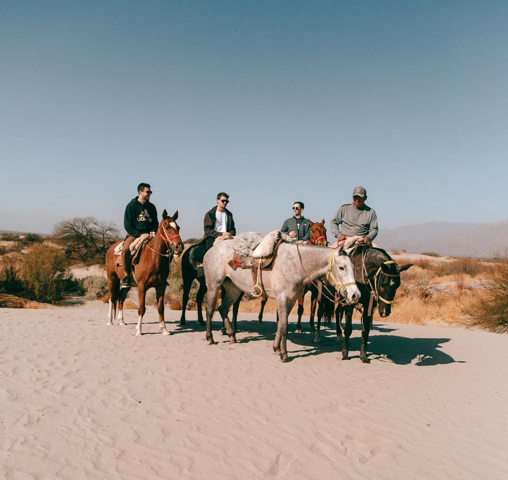 Estancia Chimpa propone entre otras actividades, cabalgatas por las dunas.