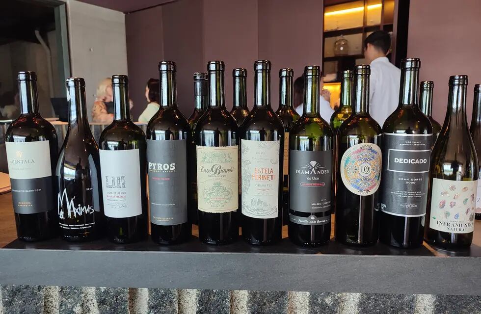 El concurso reunió a un gran números de referentes de la industria vitivinícola del país, quienes eligieron los mejores blends. - Gentileza