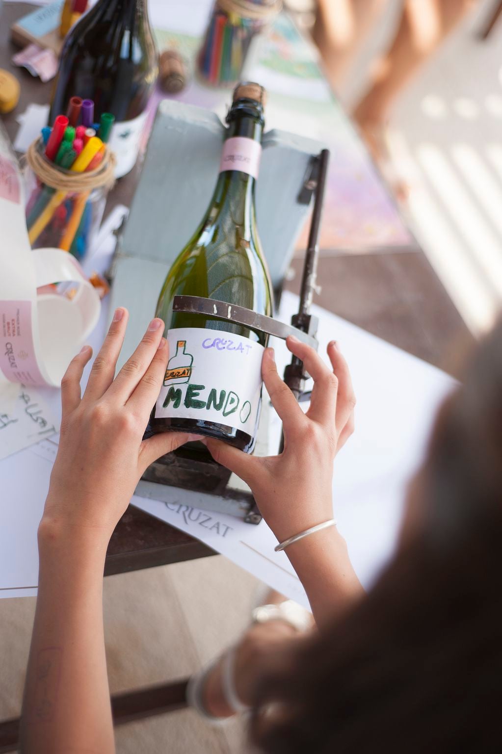 Diseñar las etiquetas de sus propios vinos es una de las actividades de Cruzat - Gentileza