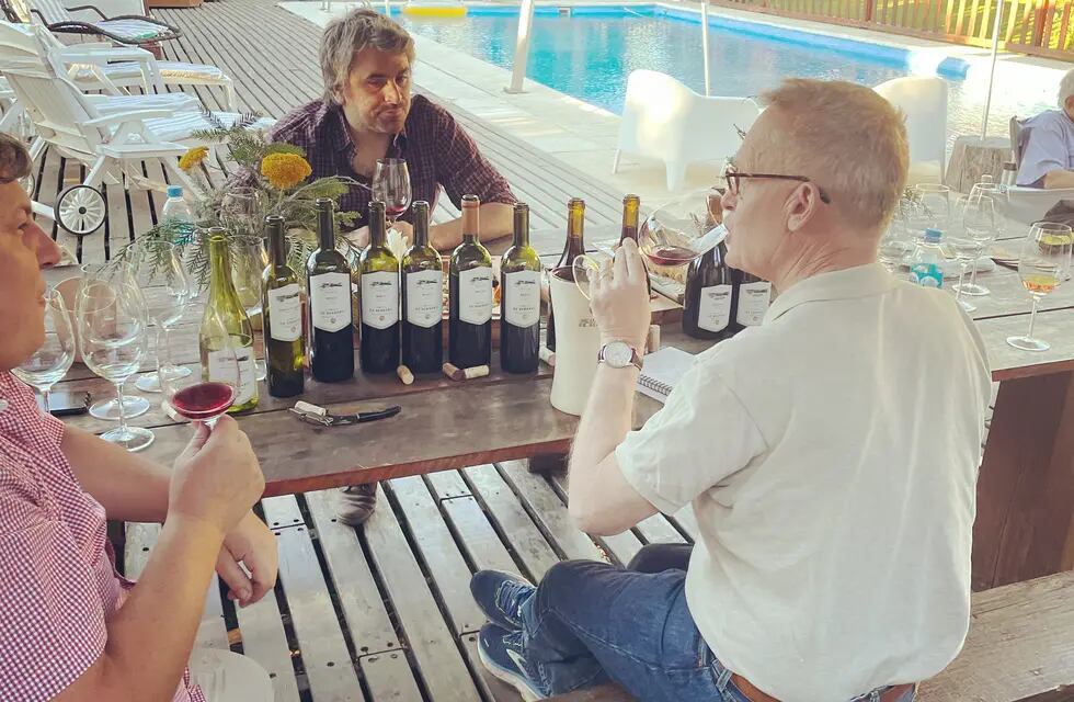 El crítico Tim Atkin en la degustación de vinos de la bodega.