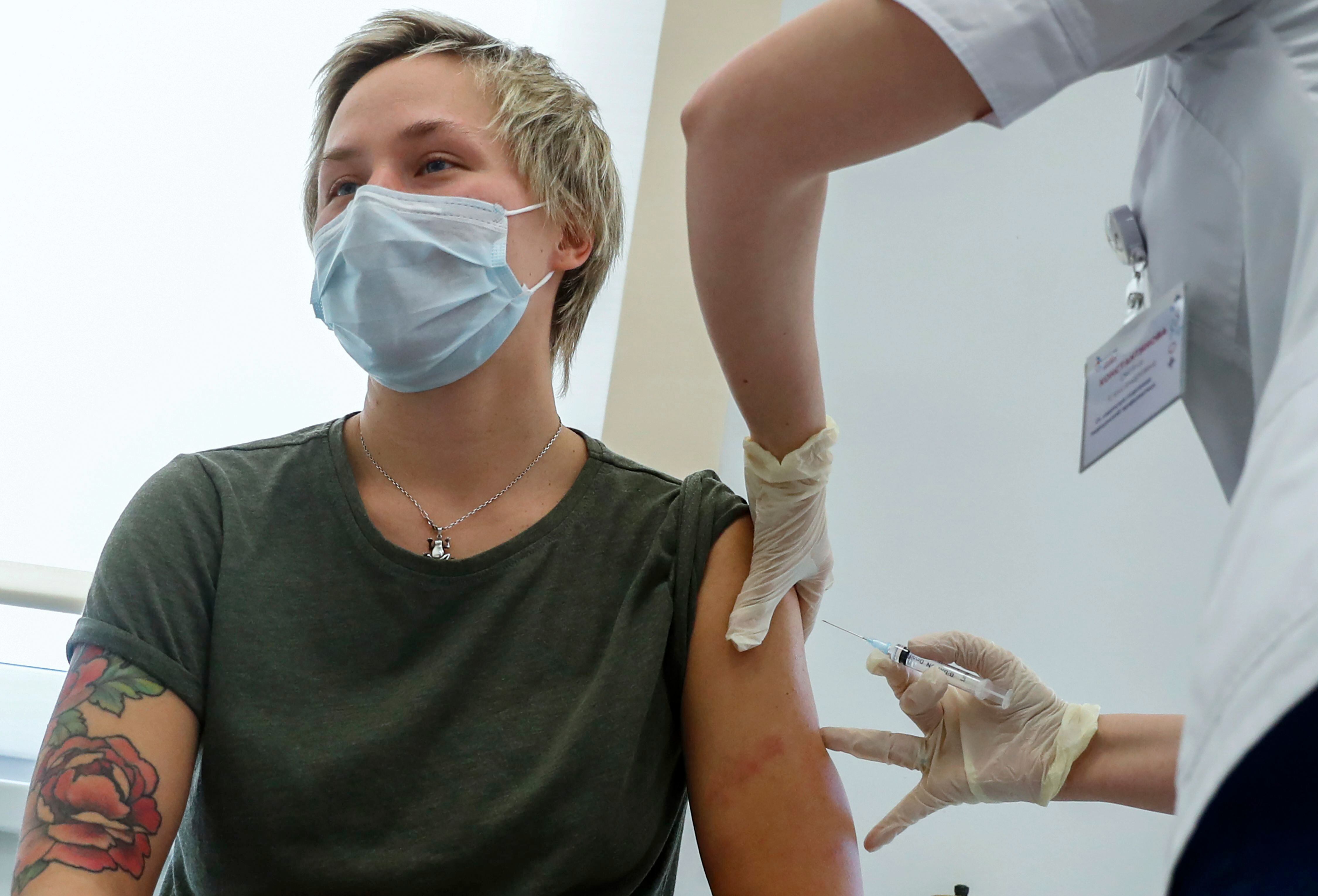 Una enfermera administra una dosis de la vacuna a una paciente en Moscú. Una postal que se repetirá pronto en Argentina. / 