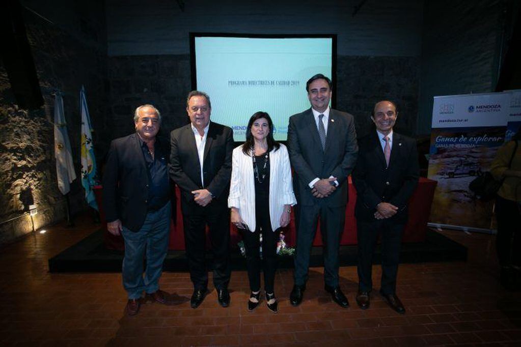
    Autoridades de Turismo y Bodegas de Argentina en el acto de La Enoteca.
   