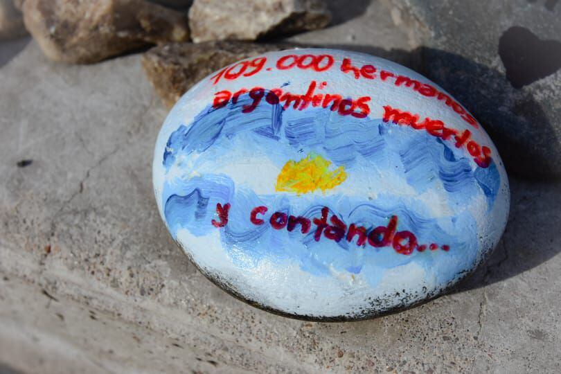Un grupo de mendocinos se congregó en la Plaza San Martín y llevó piedras con los nombres de los fallecidos por la pandemia - Mariana Villa