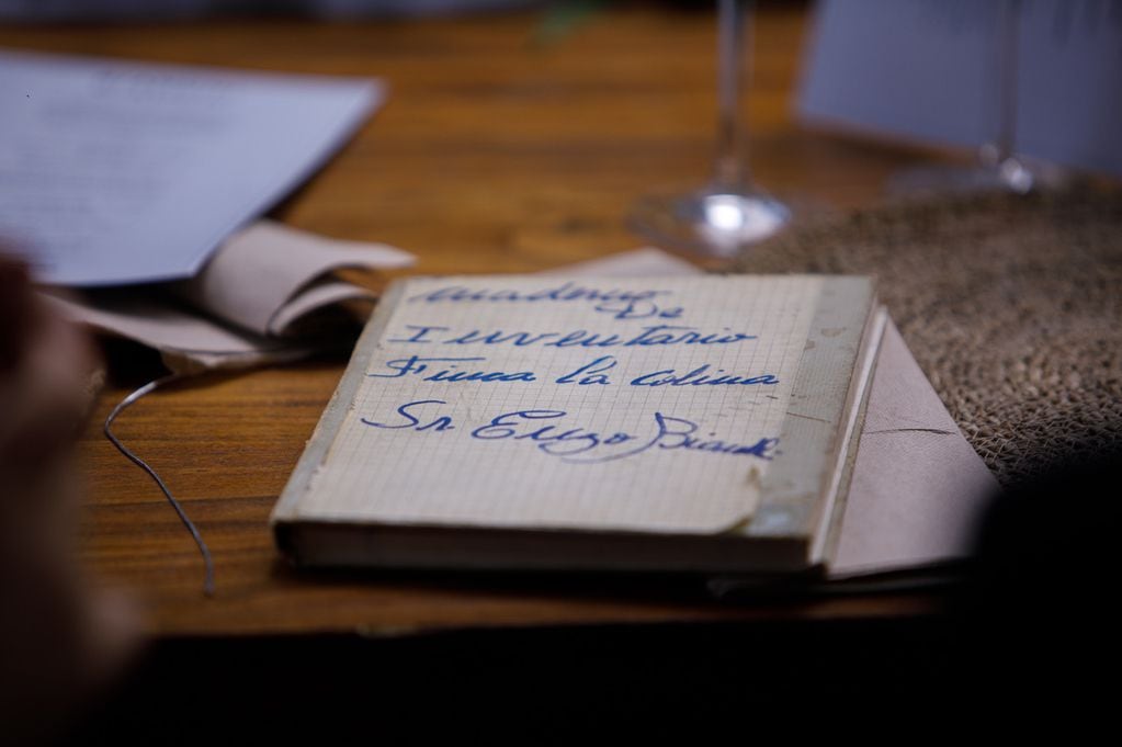 El cuaderno de inventario escrito de puño y letra de Enzo Bianchi. - Gentileza