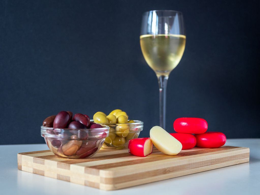 Las degustaciones de los distintos vinos irán acompañadas por quesos y olivas.