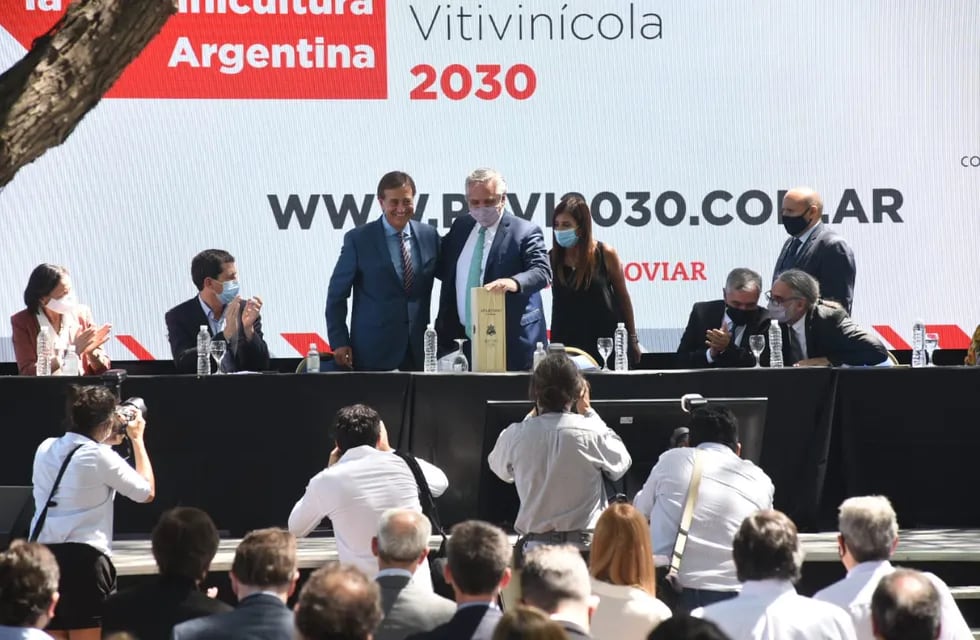 El Presidente recibió un vino en su visita a Mendoza. - Gentileza
