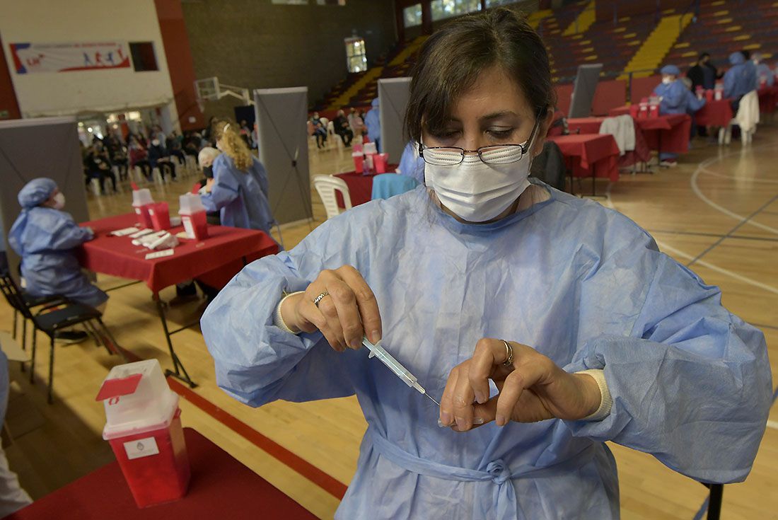 En Mendoza se continuará vacunando a todos los grupos que ya han sido convocados: mayores de 70, mayores de 60, personal de salud y de las fuerzas de seguridad; además de a mayores de 35 años con comorbilidades.