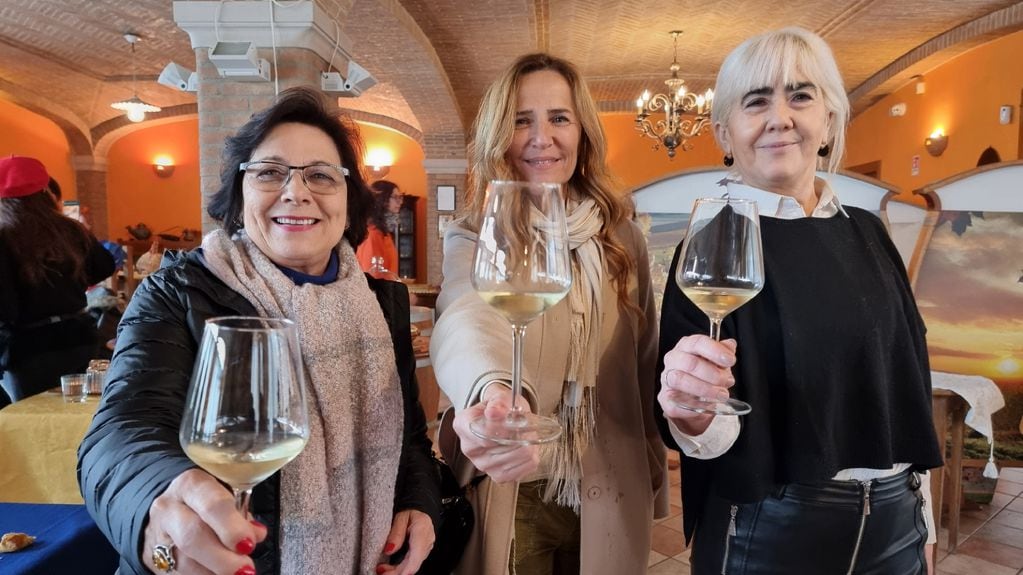 De AMUVA, Cristina Pandolfi y Fátima Villagra. Al centro, Alessandra Fedi,  Wine Educator, coordinadora de las visitas a bodegas y moderadora de la reunión internacional de las Mujeres del Vino.