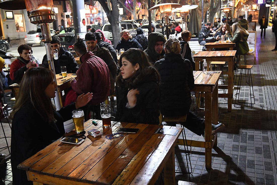 La cantidad de mesas habilitadas en bares y restaurantes se ampliaría en caso de aplicarse el pase sanitario.