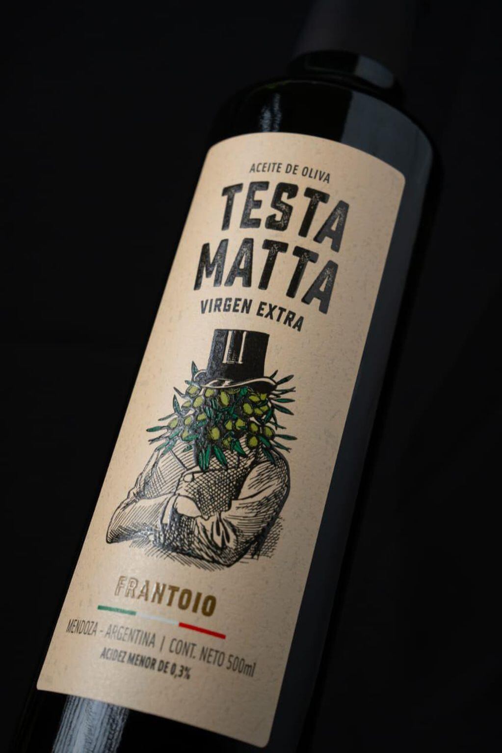 Te invitamos a conocer a Matteo Viana, el italiano que es enólogo y propietario, entre otras, de la marca Testa
Matta ("cabeza loca", en español)