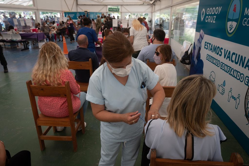En los últimos días, se vieron largas filas en los vacunatorios de Mendoza. - Ignacio Blanco / Los Andes