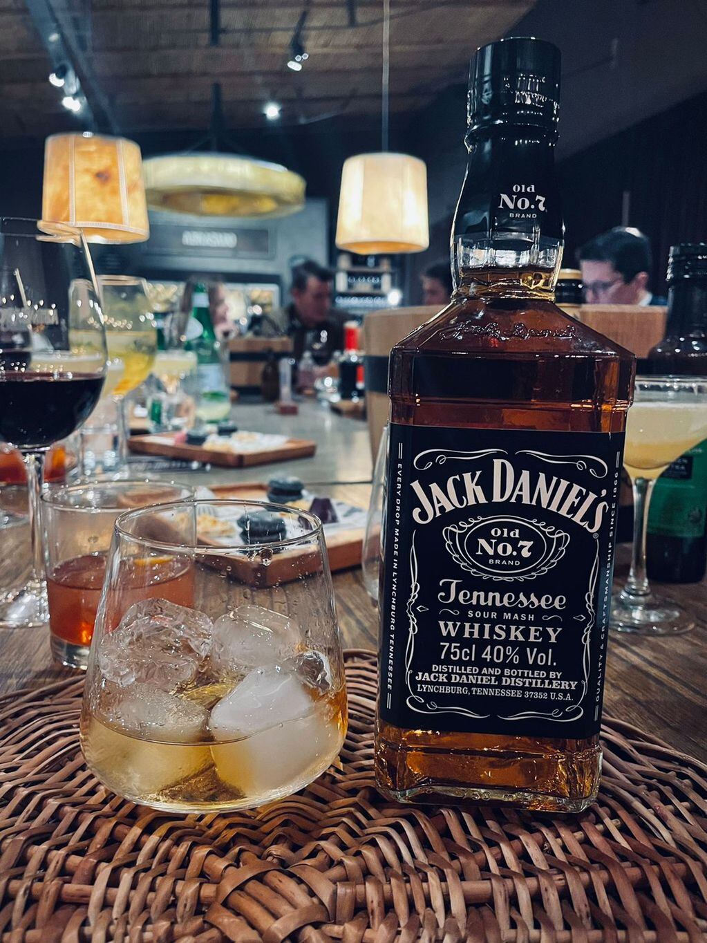 El whiskey puede tomarse solo, pero también puede ser usado en la coctelería. - Los Andes
