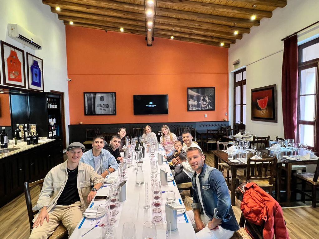 Gerónimo Rulli junto a su familia y amigos de visita en Mendoza. - Gentileza