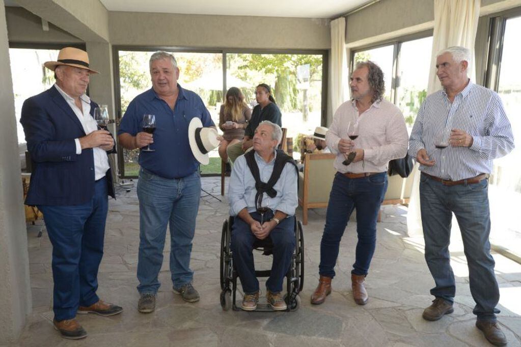 
    Julio Camsen, dueño de casa, junto a Mariano Di Paola, Roberto de la Mota, Marcelo Pelleriti y Jorge Riccitelli. / Foto: Marcos García.
   