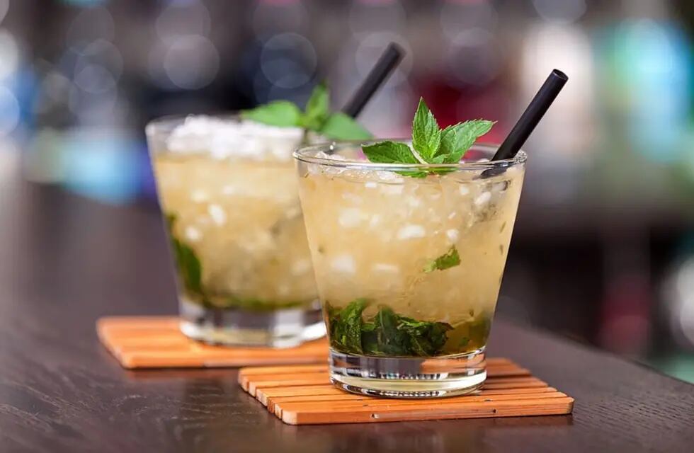 El cóctel se produce con whisky Bourbon, hojas de menta, agua y azúcar. -Imagen web.