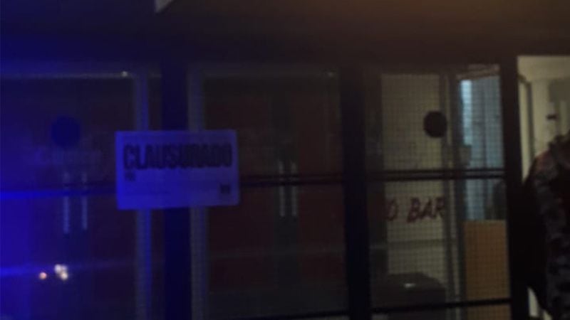 Desactivaron una fiesta clandestina en pub de Ciudad con 30 personas bailando detrás de una cortina
