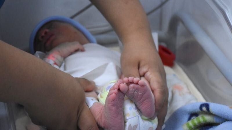 Dolor en Mendoza: una mujer con coronavirus dio a luz a mellizos y falleció sin poder conocer a los bebés