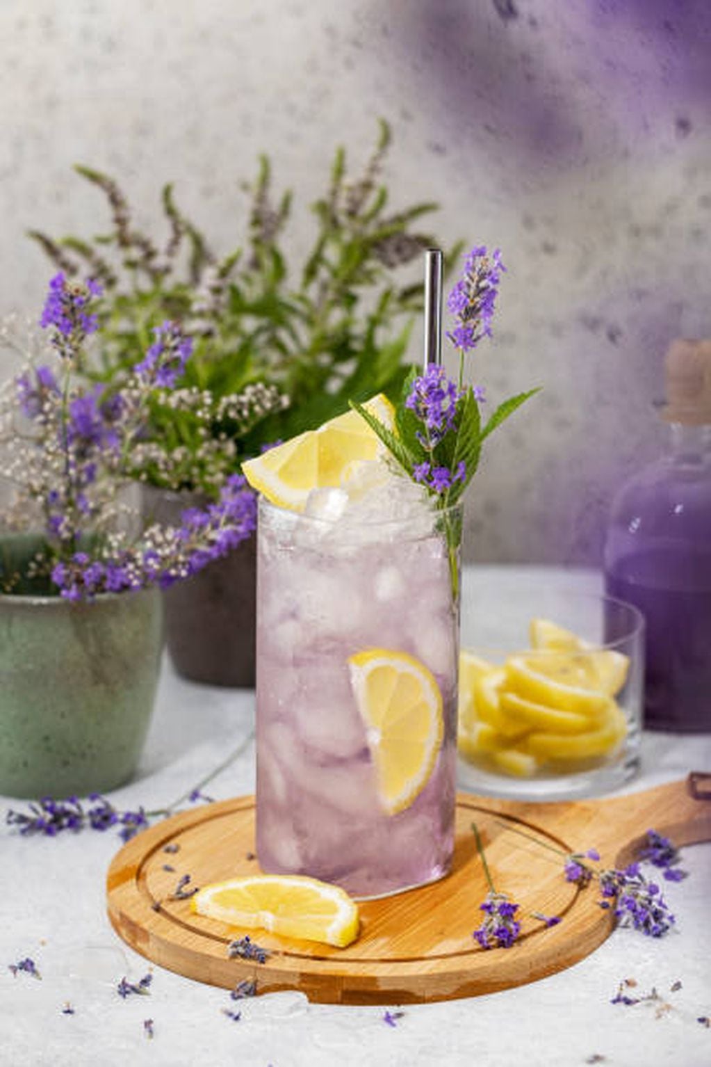 Lavender Collins, con ginebra, jugo de limón, almíbar y soda.