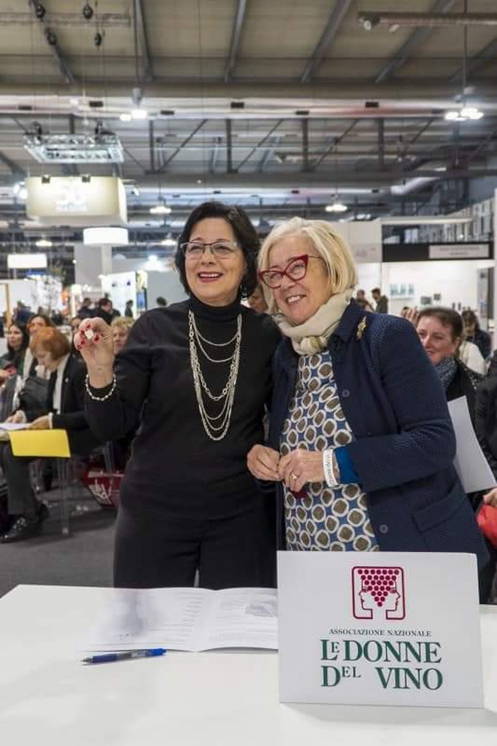 Cristina Pandolfi, presidenta de AMUVA, junto a Donatella Cinelli Colombini, Presidente en ese momento de Le Donne del Vino de Italia.