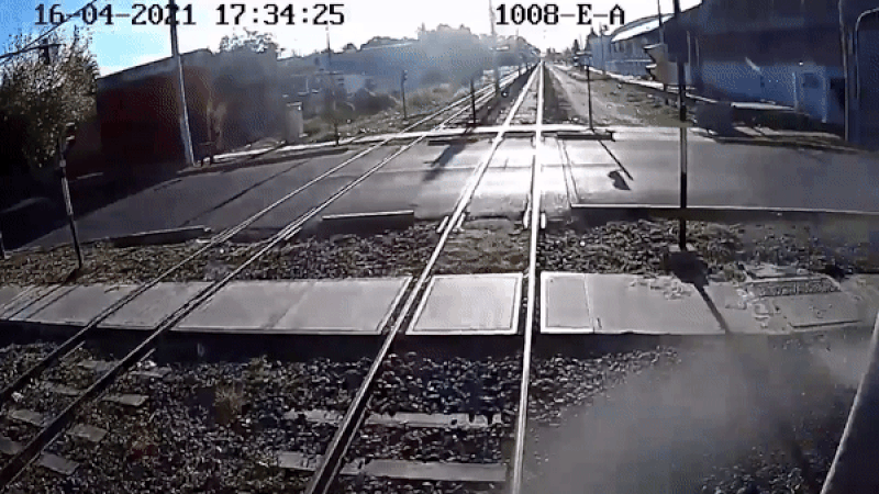 Imprudencias: piden extremar las precauciones ante los reiterados incidentes contra el Metrotranvía