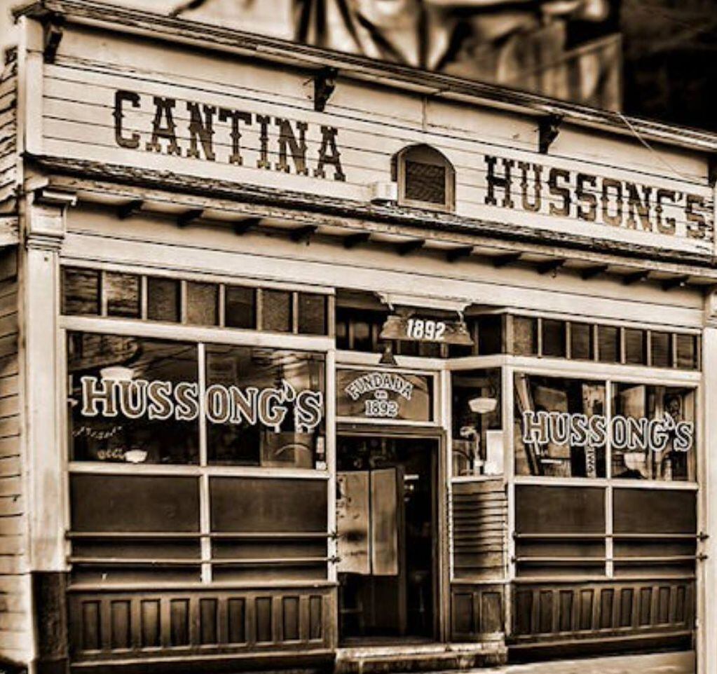 Cantina Hussong’s ess uno de los bares más antiguos de Nueva California.
